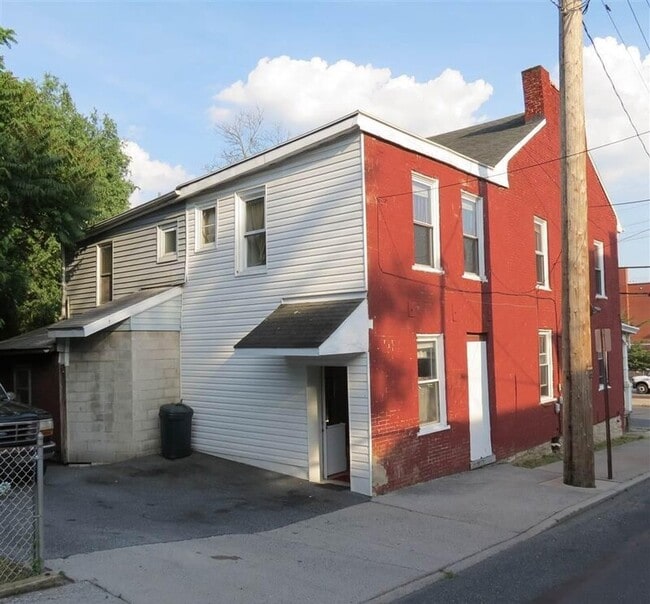 Building Photo - 781 Maple St