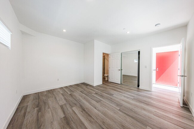 Building Photo - 3015 Alsace Ave