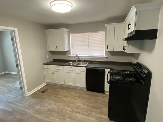 Building Photo - Updated 4 bed 2 bath minutes to Downtown C...
