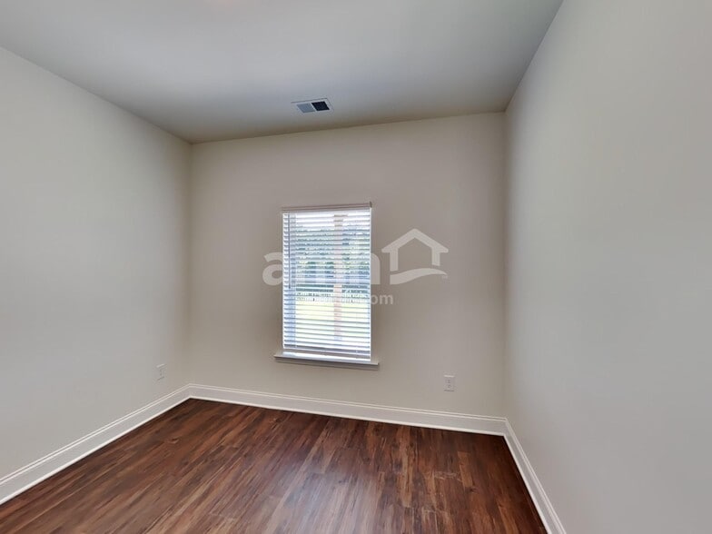 Building Photo - 312 Willow Ln