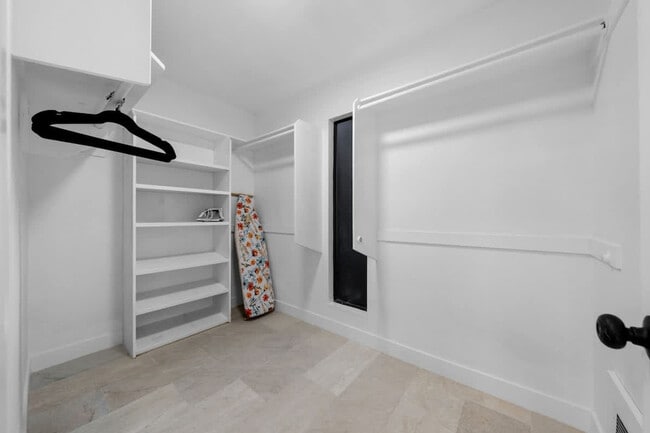 Building Photo - 5048 Bluff Pl