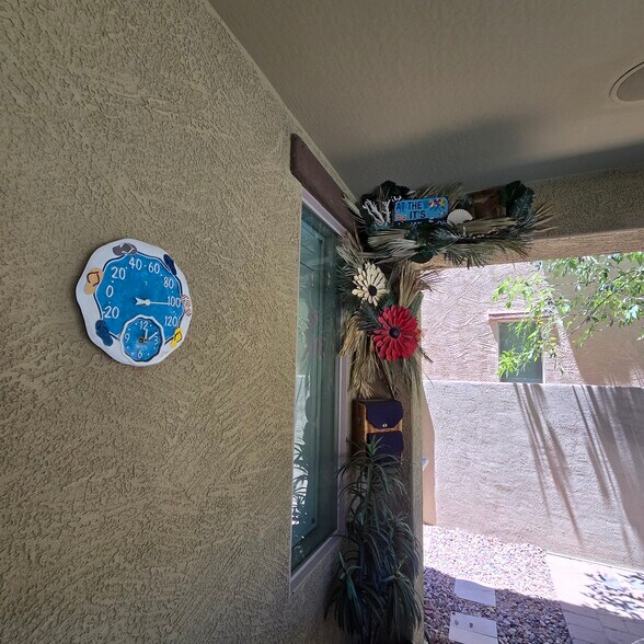 Patio decor - 280 E Indigo Dr