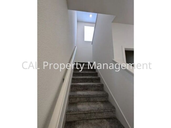 Building Photo - Beautiful 5 Bedroom Home in Hollister