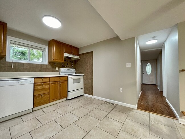 Building Photo - Cape Cod on cul-de-sac backs to park