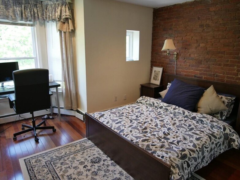 Building Photo - 42 Warwick St