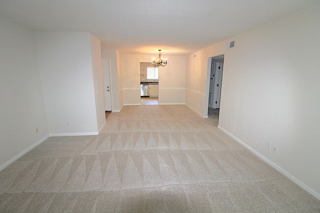 Building Photo - 2 Bedroom Condo in South Park!