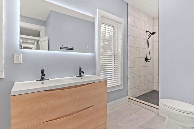 Building Photo - 640 Neil Ave