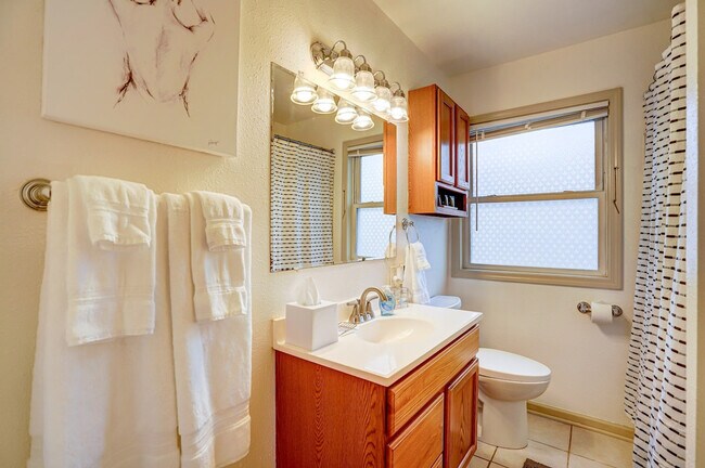 Building Photo - 5123 University Ave