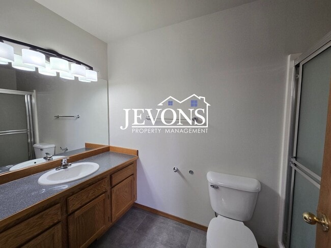 Building Photo - Two-bedroom home with a fully equipped kit...