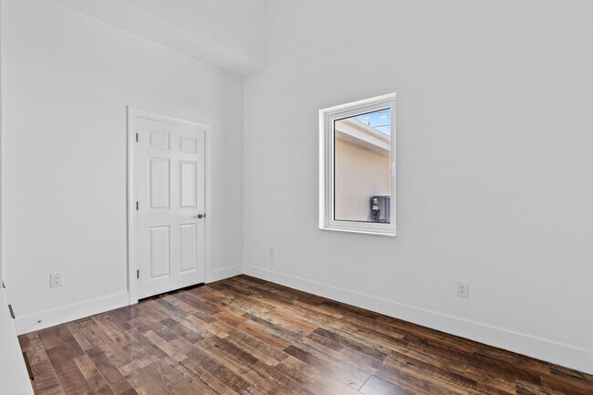 Building Photo - 2313 SE Mariposa Ave