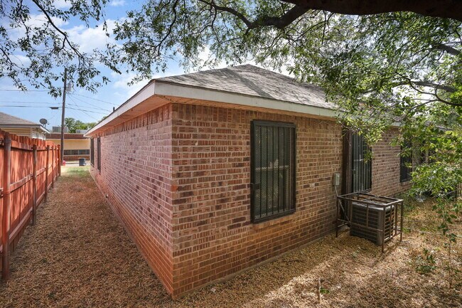 Building Photo - Comfort and Convenience of 3BD/2BA Duplex in Fort Worth!