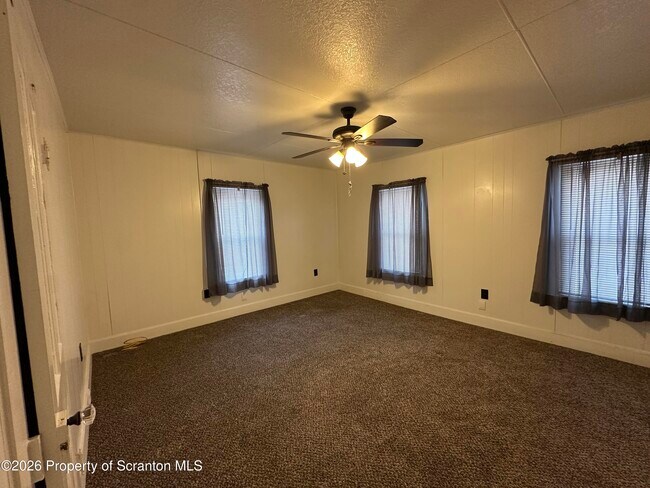 Building Photo - 546 Main St