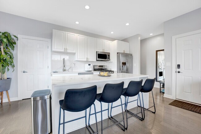 Building Photo - 870 N Milwaukee Ave