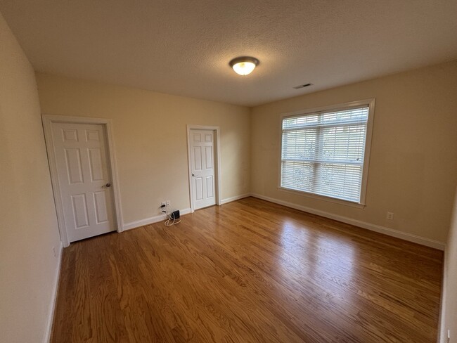 Master bedroom - 917 Kentwood Dr