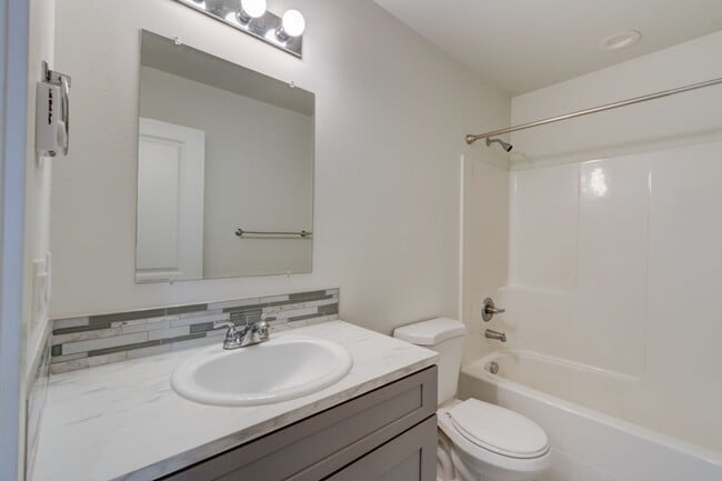 Building Photo - 3 Bedroom/2 Bath townhouse in Kettlecove community