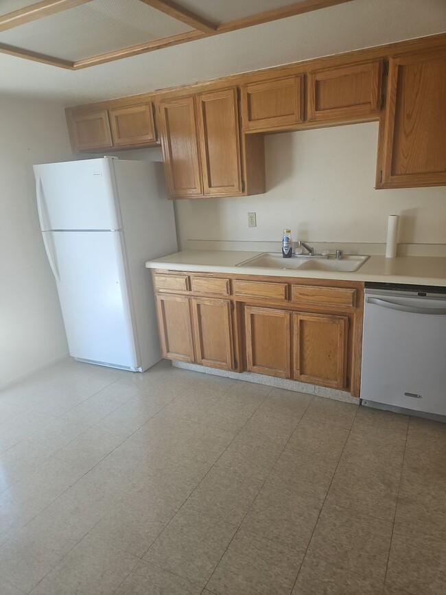 Building Photo - 2 BEDROOM 1 BATH UNIT