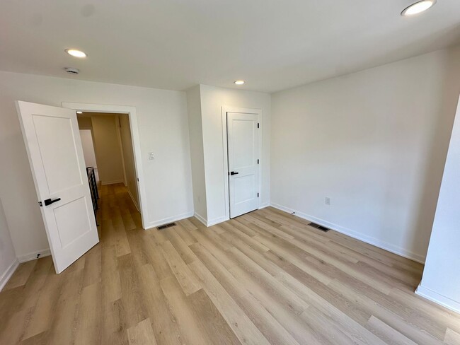 Building Photo - Fully renovated, bright, and spacious 3-bedroom, 1.5-bath home in an amazing location.