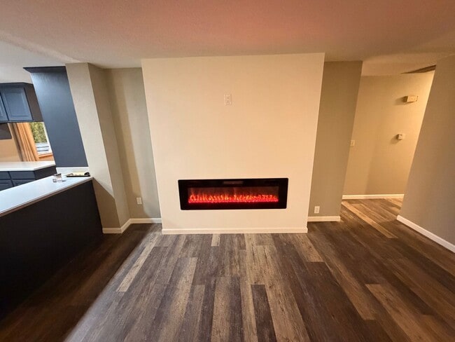 Building Photo - Private and quiet 3BD, 2 BA w/ 2 car garage near Fedrickson!