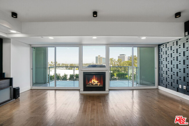 Building Photo - 13600 Marina Pointe Dr