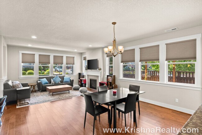 Building Photo - Gorgeous *Corner Lot* 4 BD* 2.5 BA* Single...