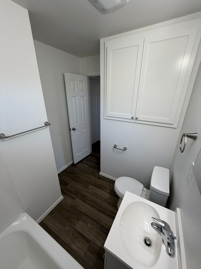 Building Photo - Newly Remodeled 2 Bedroom!