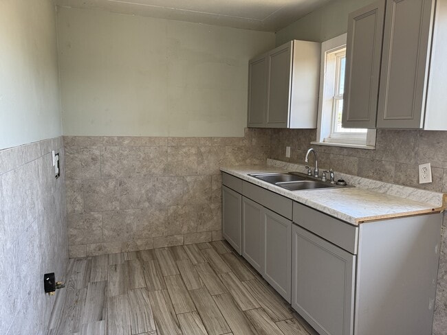 Building Photo - 2619 Delano Ave