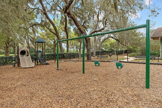 Building Photo - RENOVATED 5 BEDROOM FENCED IN, GOLF FRONTA...