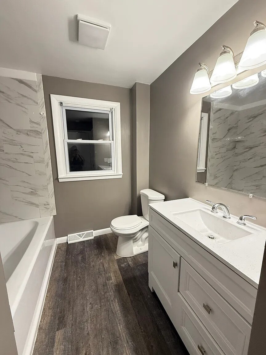 Building Photo - 80 Gladstone St