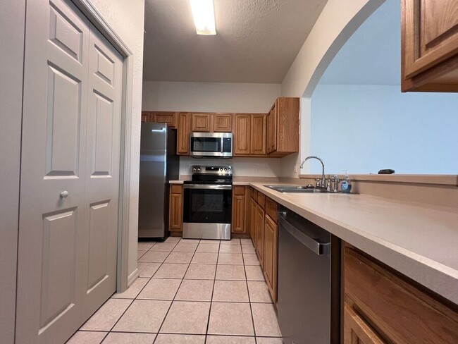 Building Photo - 2216 Garden Lake Dr