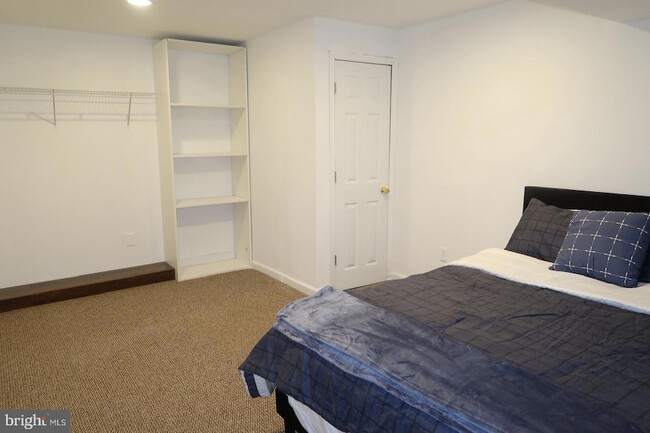 Building Photo - 3213 Valley Forest Dr