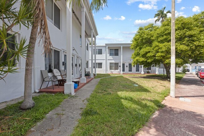 Building Photo - 8100 Crespi Blvd