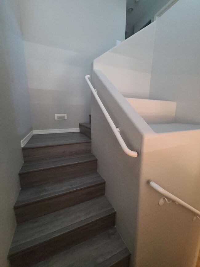 Building Photo - 5 Bedroom, 3 Bath Home in Secluded Neighbo...