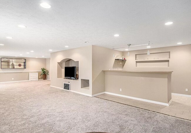 Building Photo - Spacious 4 Bedroom With Modern Comforts & Ideal Location!!
