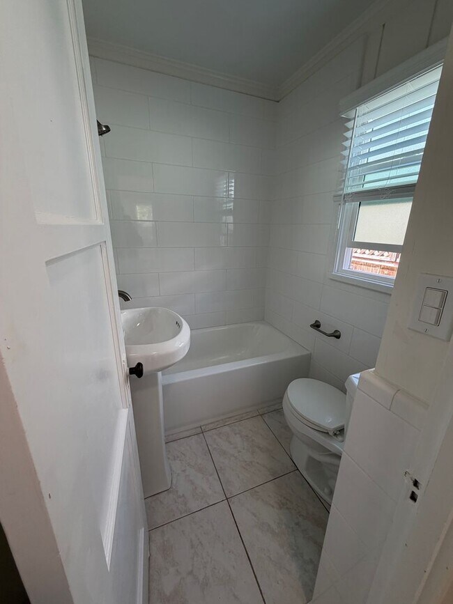 Building Photo - 4832-4834 Kansas St