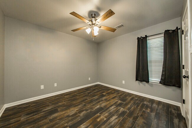 Building Photo - 31 Newcastle Dr