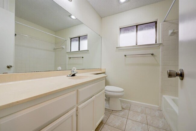 Building Photo - 1704 Foxfire Dr