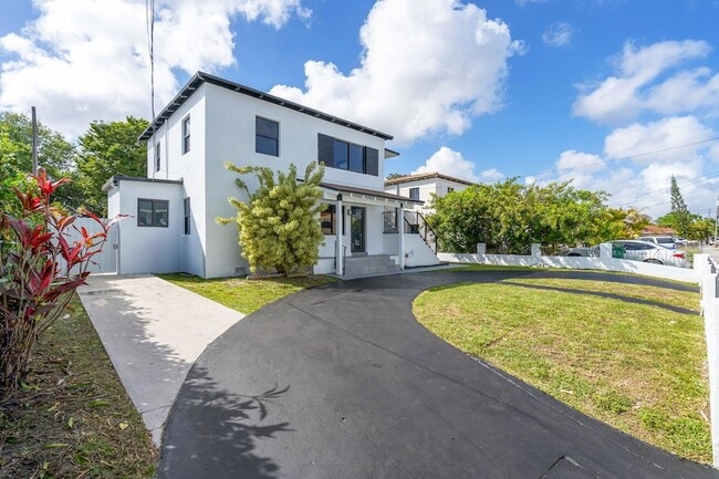 Building Photo - 130 SW 31st Ct