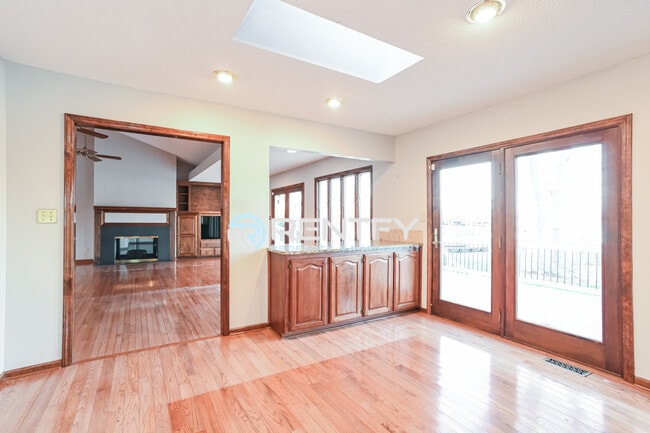 Building Photo - 123 Tiger Ln