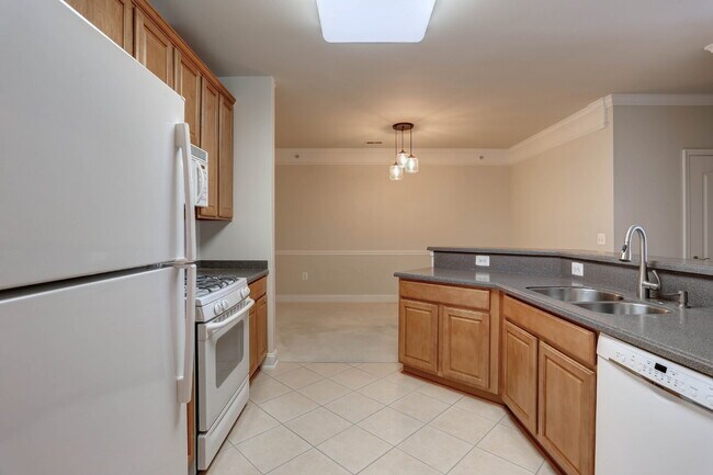 Building Photo - 2BD/2BA Fabulous River Hill Condo