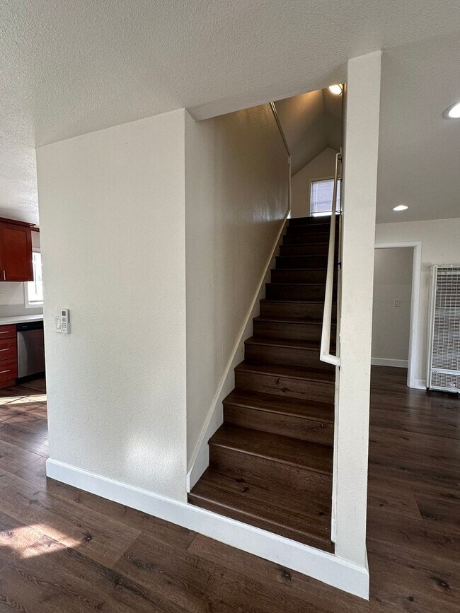 Building Photo - 2 Bedroom with Upstairs Loft