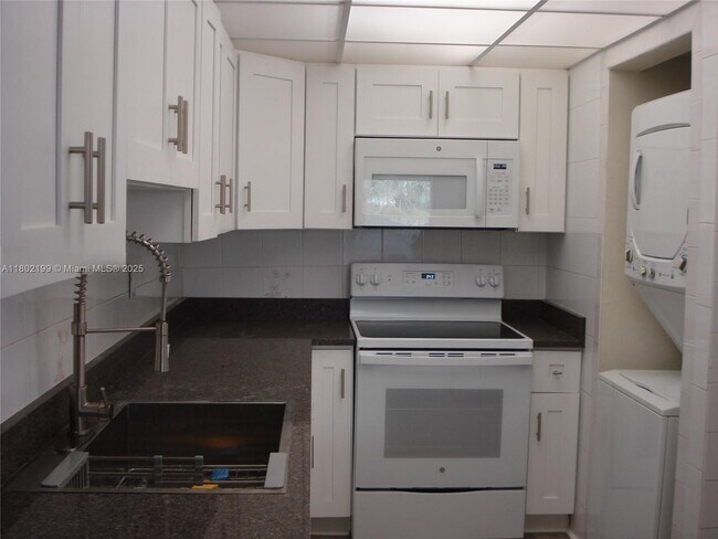 Building Photo - 10000 NW 80th Ct