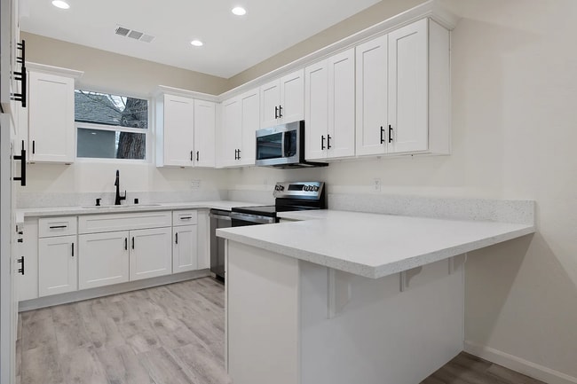 Building Photo - 601 E 10th St