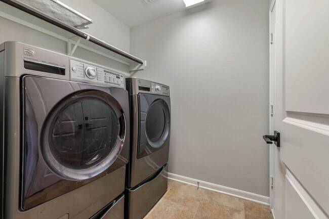 Building Photo - Available for June Move in! Charming 3/2 in Castlegate 2!