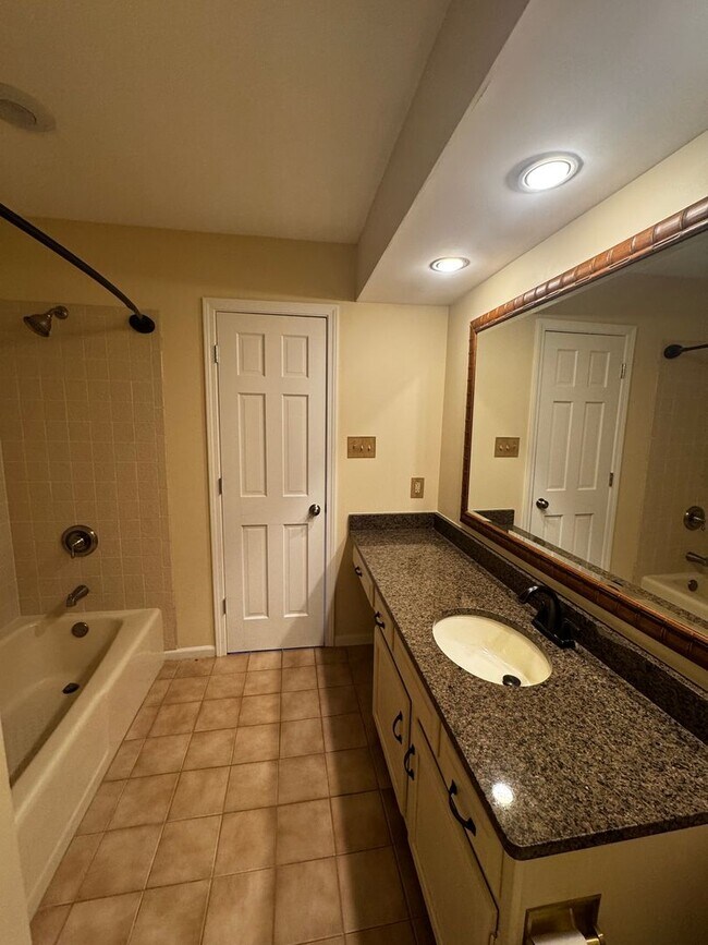 Building Photo - 3 bedroom,3.5bath.