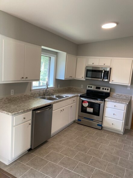 Kitchen - 2013 N Skylane Dr