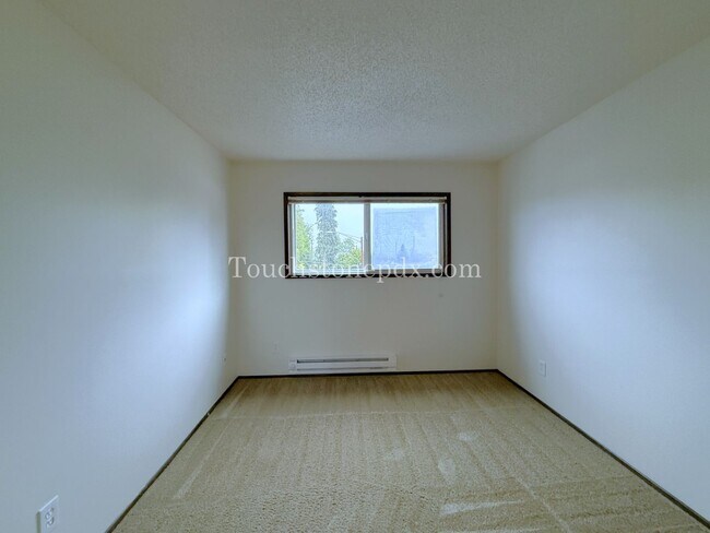 Building Photo - Updated 2 Bdrm Apartment with Balcony in Sellwood Moreland Neighborhood