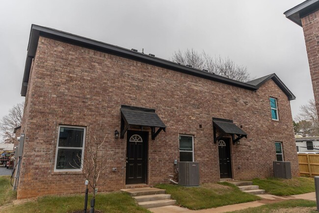 Building Photo - 1358 N Porter Rd