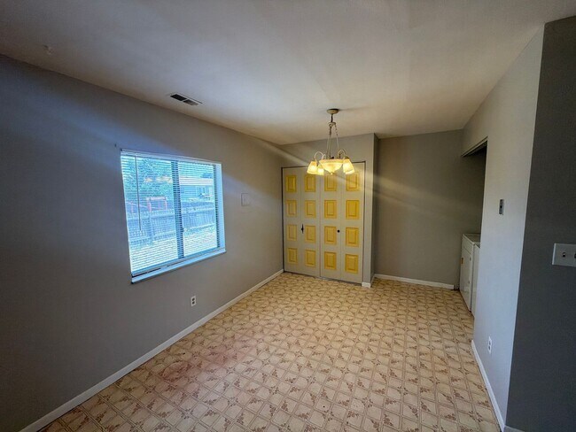 Building Photo - 4471 E Pikes Peak Ave