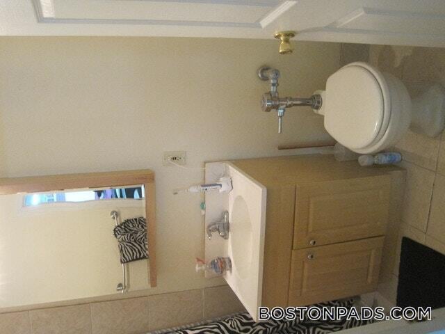 Building Photo - 879 Beacon St