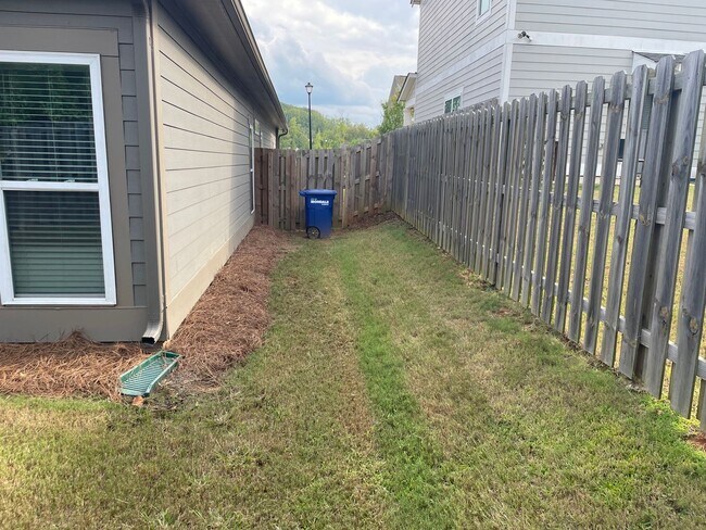 Building Photo - One level home with 2 Car Garage!